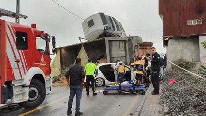 Hafriyat kamyonu otomobilin üstüne devrildi ! Araçlarda sıkışanlar var