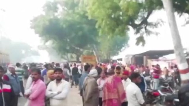 फिरोजाबाद: अग्निकांड में हुईं मौतों का आखिर जिम्मेदार कौन, लोग उठा रहे सवाल