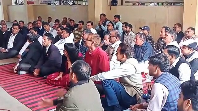 नेहरा आत्मदाह मामले में न्यायिक कर्मचारियों ने धरना देकर जताया आक्रोश, रखी छह मांगे