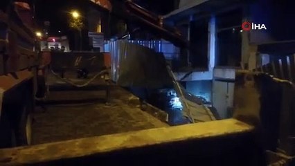 Yoldan çıkan otomobil binanın en alt katına uçtu