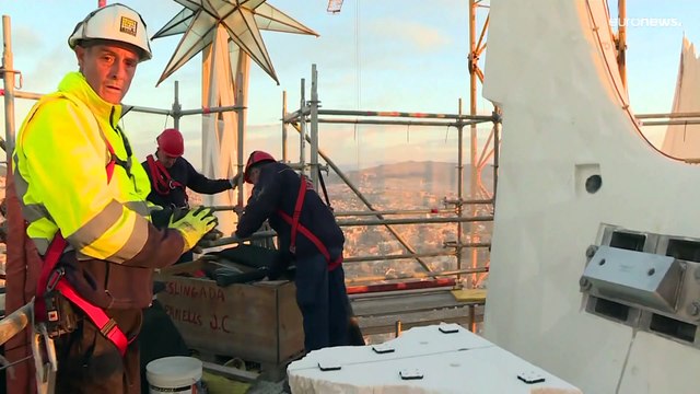 Colocadas las esculturas de las torres dedicadas a dos de los evangelistas en la Sagrada Familia