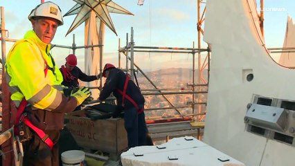 Colocadas las esculturas de las torres dedicadas a dos de los evangelistas en la Sagrada Familia
