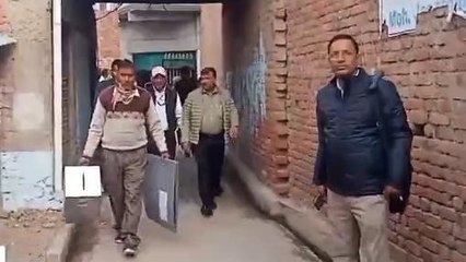 मैनपुरी: लोकसभा उपचुनाव मतदान की हुई शुरुआत, बुजुर्गों ने डाला अपना वोट