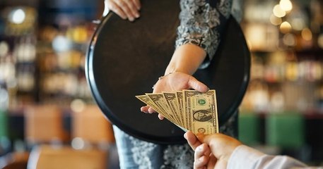 « C'est une putain d'insulte », un serveur s'énerve auprès des clients qui ne laissent pas de pourboire et divise internet