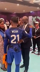 Di padre in figlio, è virale il video dell'abraccio tra George Weah e il figlio Timothy