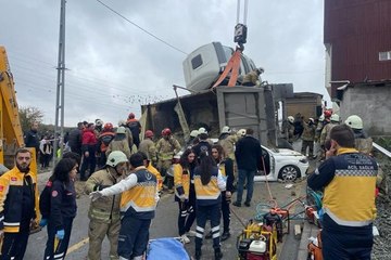 Başakşehir'de hafriyat kamyonu otomobilin üzerine devrildi (2)