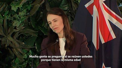 Un periodista pregunta a las primeras ministras neozelandesa y finlandesa "si se reúnen porque tienen la misma edad y muchas cosas en común"