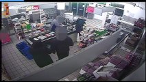 Bologna, rapinano il supermercato pistola alla mano: due arresti