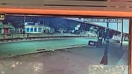 Accident : छात्र ने नियंत्रण खोया, सड़क पर चकरी बनी जीप, युगल घायल
