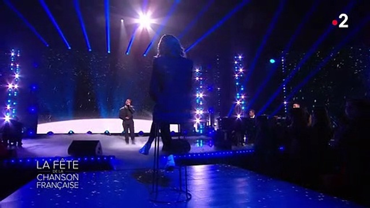 Slimane chante "J'envoie valser" devant Zazie, émue