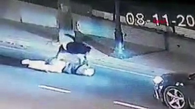 Hiç tanımadığı kişi yolda yürürken dehşeti yaşattı! Saldırı anı kamerada