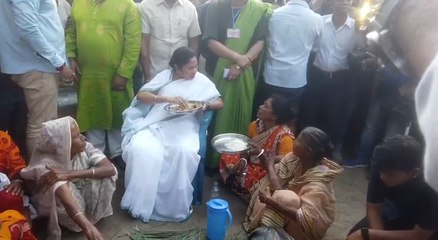 বসিরহাটে দাওয়ায় বসে মোটা চালের ভাত খেলেন, চাটাই-ঝাঁটা বেঁধে অন্য মেজাজে মমতা | Oneindia Bengali