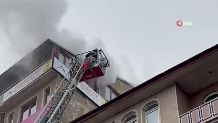 Emlakçı ofisinde çıkan yangın paniğe neden oldu