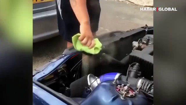 Hararet yapmış olan aracının motorunu açan adam dehşeti yaşadı