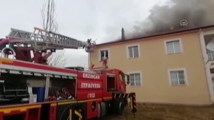 Binanın çatısında çıkan yangın söndürüldü