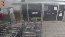 Bologna, rapina al supermercato: cassiera spintonata e minacciata con una pistola