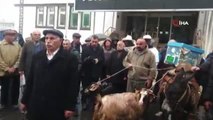 Köylüler belediye önüne eşek, keçi ve arı ile gelip tepki gösterdi