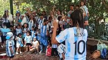 Niños de jarín de infantes alientan a la Selección