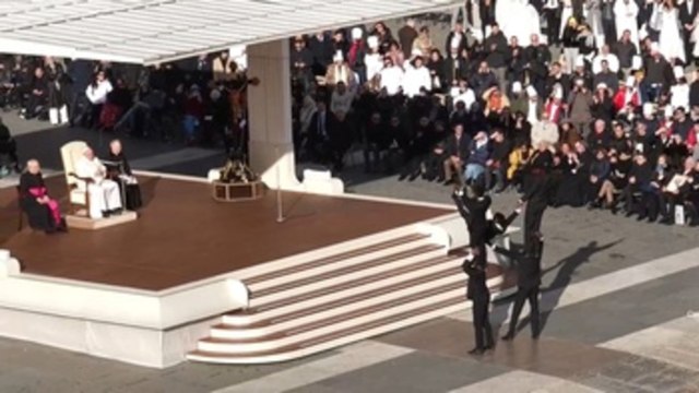 El papa asistió a una breve actuación de los acróbatas Black Blues Brothers
