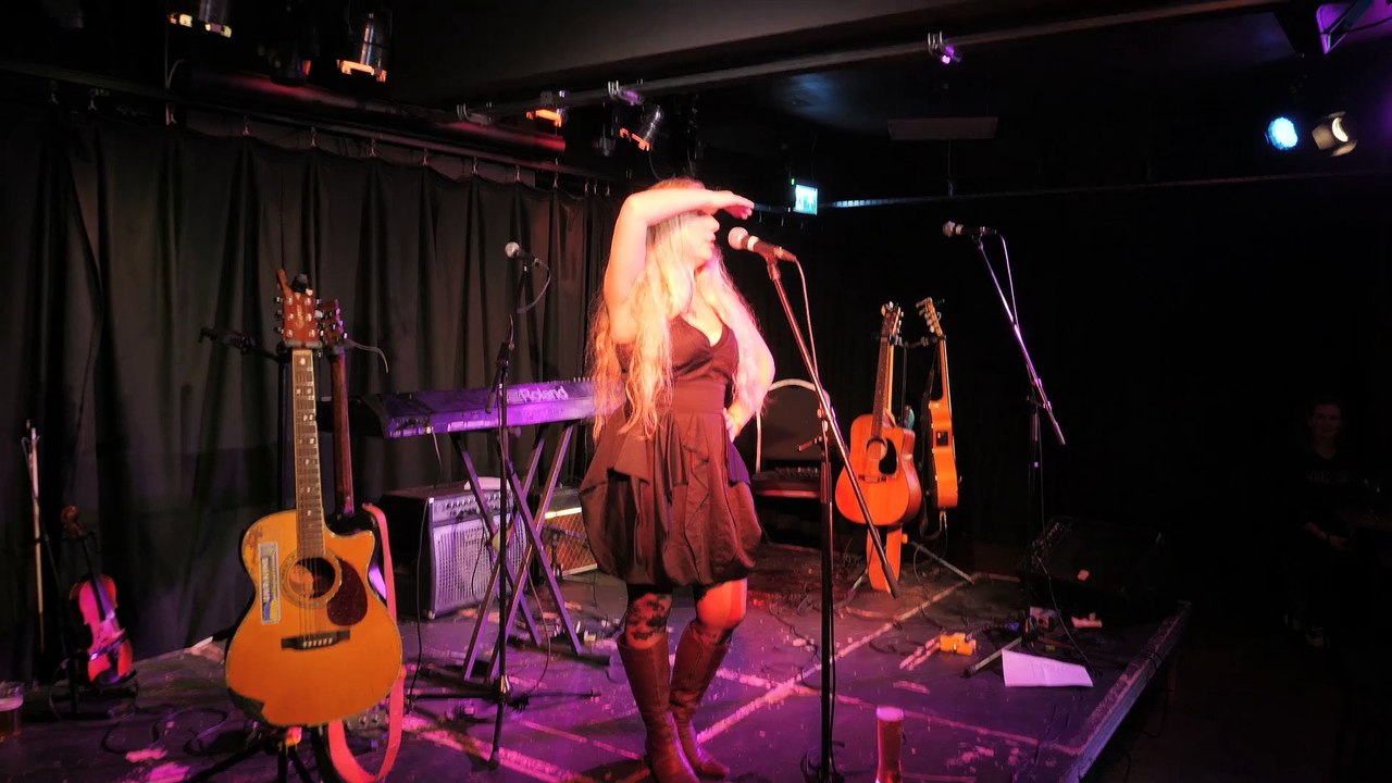 27-11-22 at the Hen & Chicken Sarah Larkham