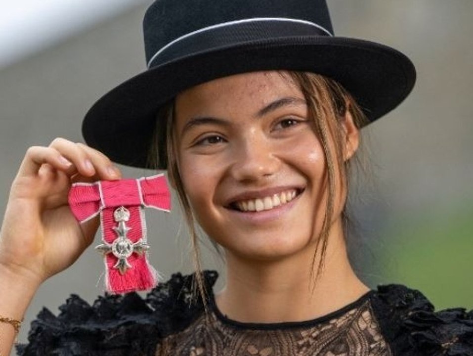 Tennis-star emma raducanu überrascht mit teurem dior-look