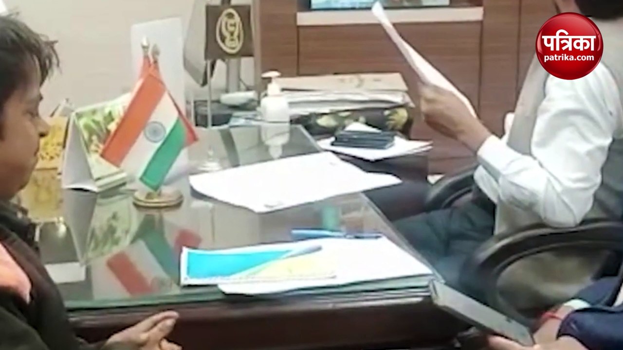 डीएम साहब अब बीवी भी दिला दो! ढाई फूट के शरीफ ने डीएम से लगाई गुहार