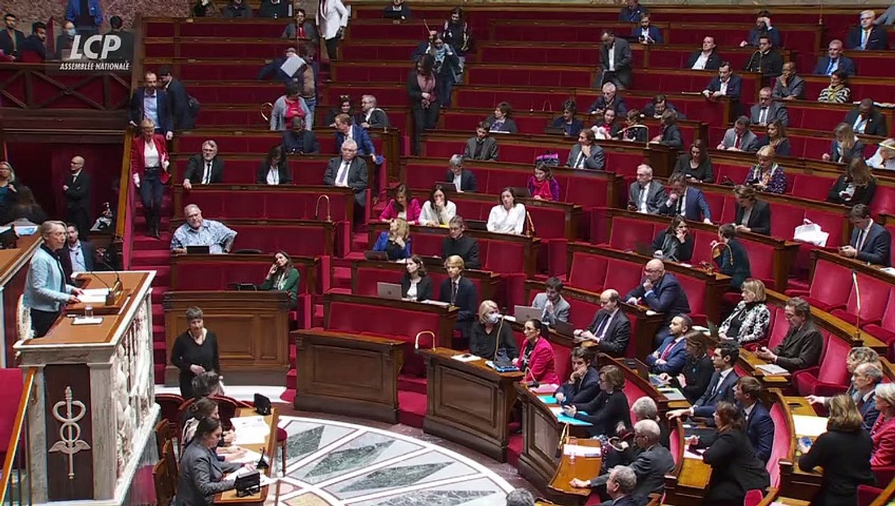 "Nous devons nous assurer que notre Sécurité sociale dispose des moyens nécessaires pour accomplir sa mission : protéger les Français", déclare Elisabeth Borne , alors que des députés de la Nupes quittent l'Hémicycle.
