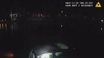 Скачать видео: Angustioso rescate a una mujer atrapada en su coche mientras se hunde