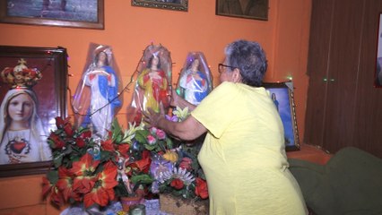 Familias tradicionalistas rezan el novenario a la Virgen María