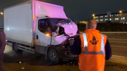 Tıra çarpan kamyonetin sürücüsü yaralandı