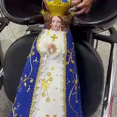 Llevan a Virgen de cerámica a una peluquería para un ‘cambio de look’