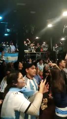 Locura desatada de los argentinos en Barcelona: "El que no salta es un inglés"