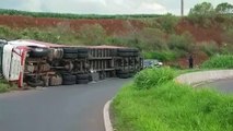 Caminhão tomba no Contorno Oeste