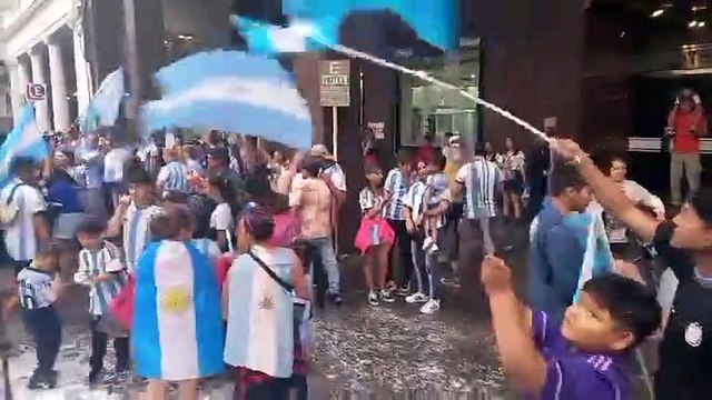 Siguen los festejos por la victoria Argentina en plaza 9 de Julio