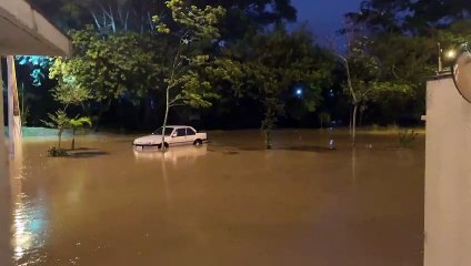 Alagamento na Rua Fritz Plaumann, no Córrego Grande, em Florianópolis na noite de quarta-feira