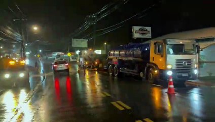 Trabalho do hidrojato no Rio Tavares próximo da Pedrita na noite desta quarta-feira (30)