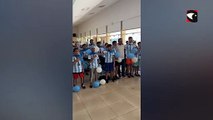 Herrera Ahuad mira el partido de Argentina junto con niños de Posadas