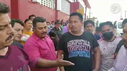 Zafarrancho entre policías y comerciantes del Mercado de Nanchital