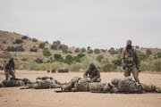 Soldados españoles adiestran a soldados ucranianos en disciplinas de tiro de precisión, formación en combate y tácticas en bajas de combate