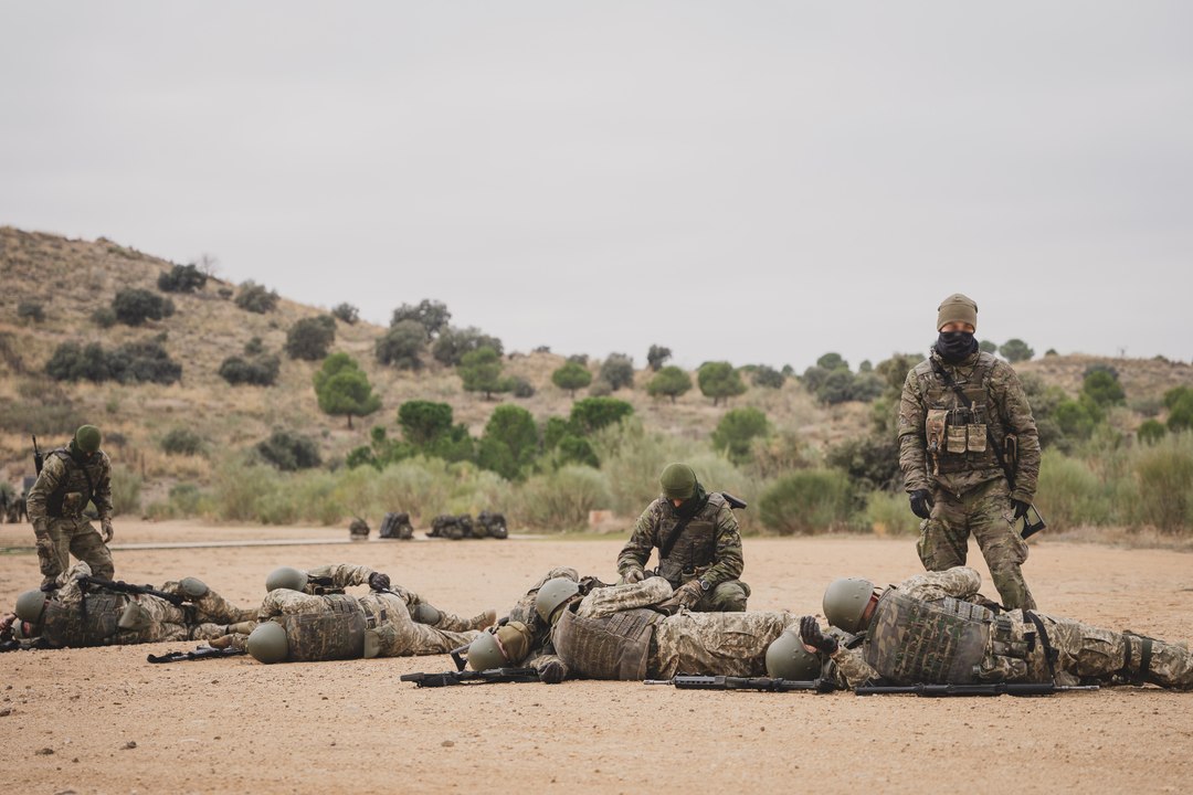 Soldados españoles adiestran a soldados ucranianos en disciplinas de tiro de precisión, formación en combate y tácticas en bajas de combate