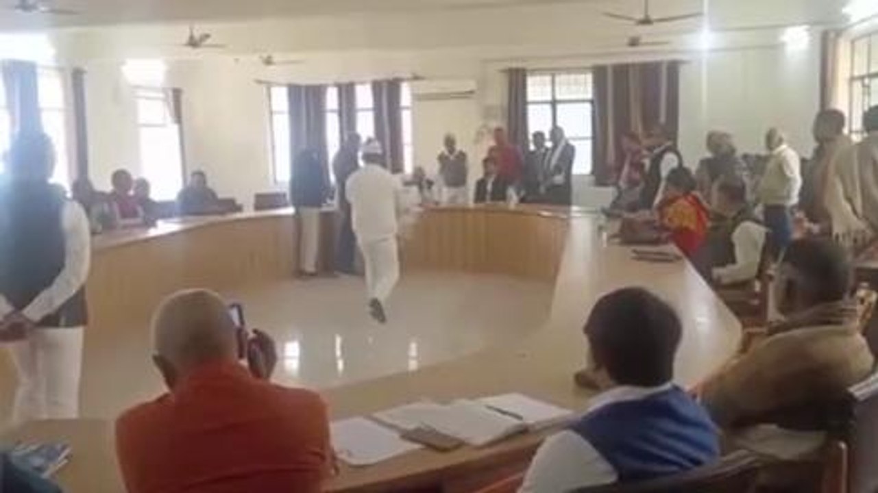 अयोध्या: विक्षिप्त महिला के पास कई वर्षो पुराना दर्जनों सरकारी जमीनी नक्शा मिलने से मचा हड़कंप
