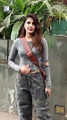 Rhea Chakraborty का ये शानदार ऑउटफिट