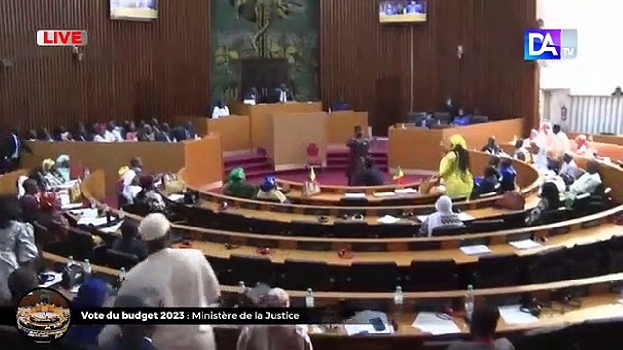 Rissa in Parlamento, calci e pugni tra deputati - Video