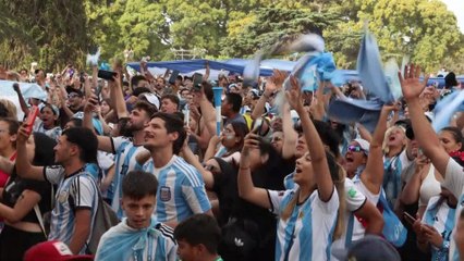 Скачать видео: La 'Scaloneta' le devuelve la ilusión a los hinchas argentinos