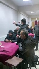Haluk Levent konserde üşüyünce kahvehaneye girdi, hem şarkı söyledi hem kağıt oynadı