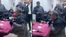 Haluk Levent konserde üşüyünce kahvehaneye girdi, hem şarkı söyledi hem kağıt oynadı