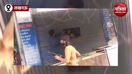 महिला को डंडे से मार रहे कुछ लोग