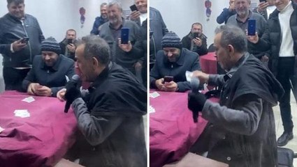 Konser esnasında üşüyen Haluk Levent, kahvehaneye girip hem şarkı söyledi hem kağıt oynadı