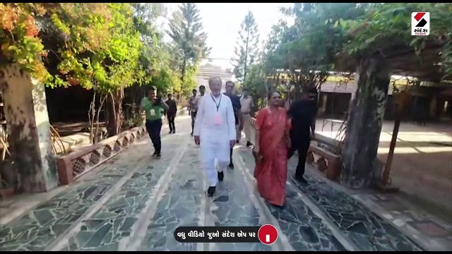 પોરબંદરના મોઢવાડા ગામે કોંગ્રેસ નેતા અર્જુન મોઢવાડીયા સજોડે મતદાન કર્યું