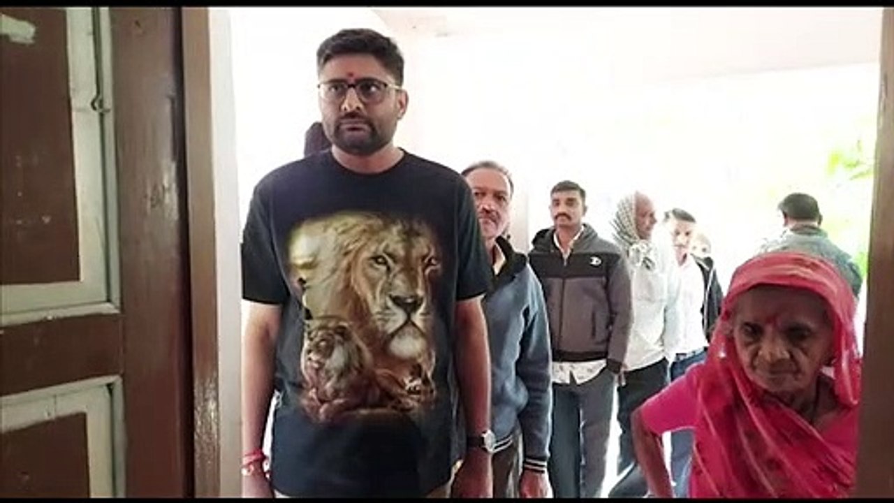 ગોપાલ ઇટાલિયાએ ભાવનગરના ટીંબી ગામે મતદાન કર્યું